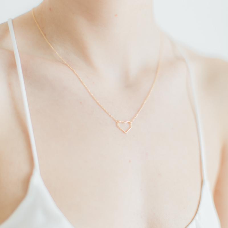 Delicate gold clearance heart necklace